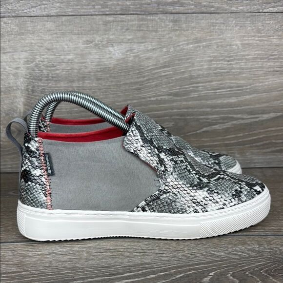 Hey Dude Peyton Snake Grey Women’s Sz 7 Python Print Pull On Ankle Boot Shoes - Picture 1 of 10